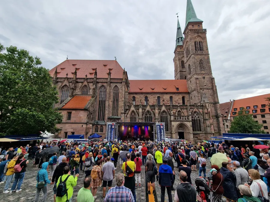 Band auf einer blau-rot ausgeleuchteten Bühne
