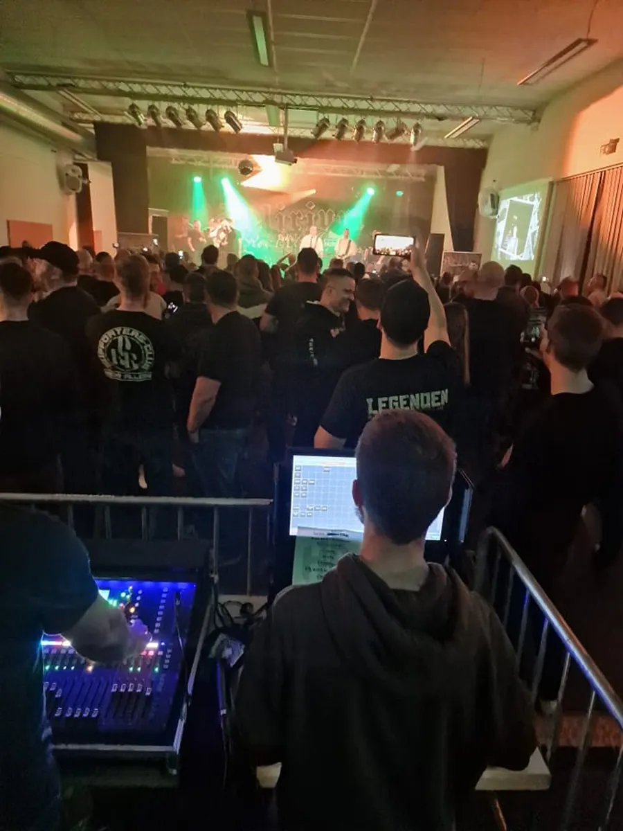 Traversenaufbau mit Movinglights in einer Halle