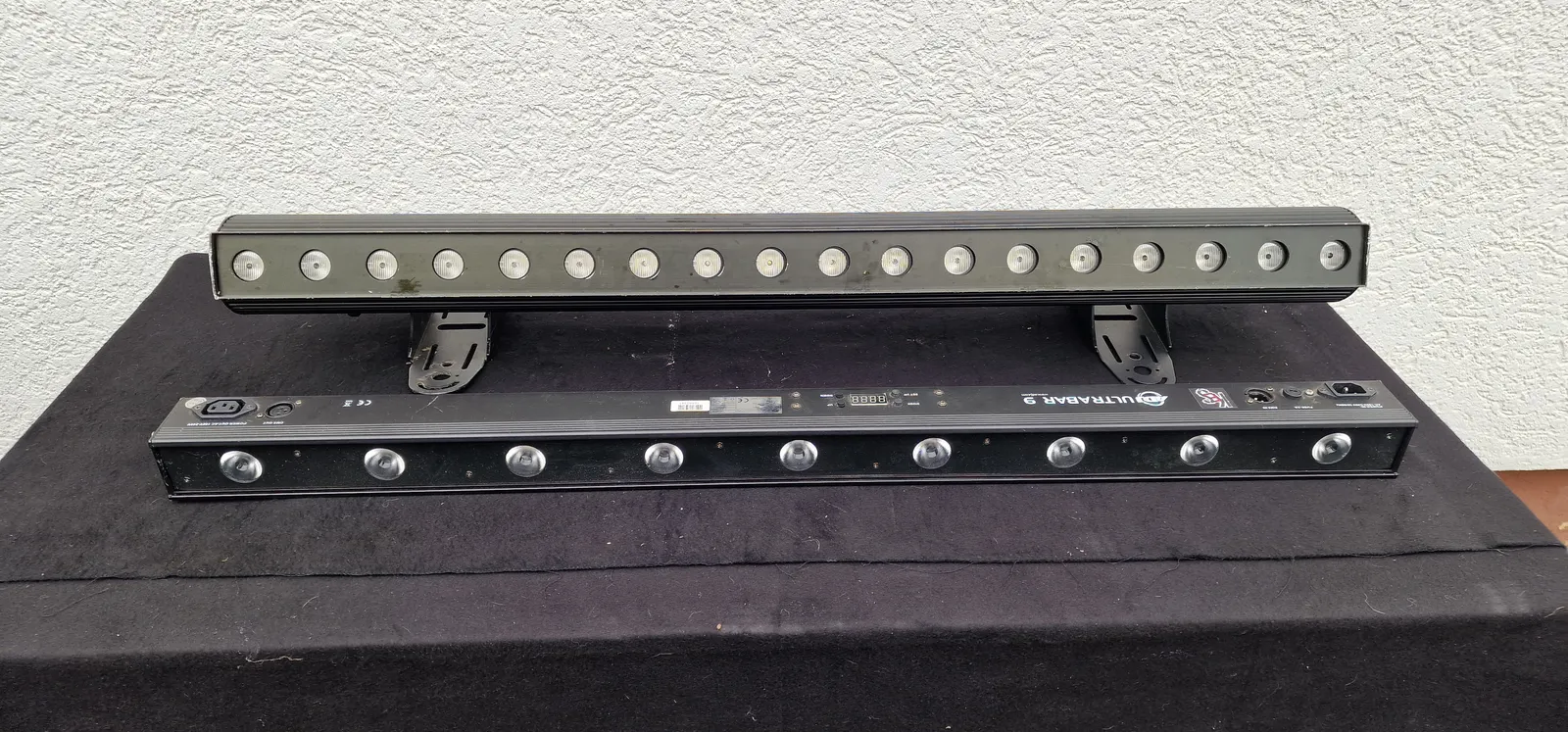 LED-Bars von Lightcraft und ADJ auf schwarzem Tuch