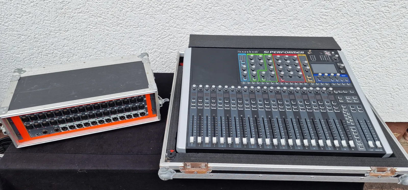 Digitalmischpult Soundcraft Si Performer 2 im Case, daneben die Stagebox