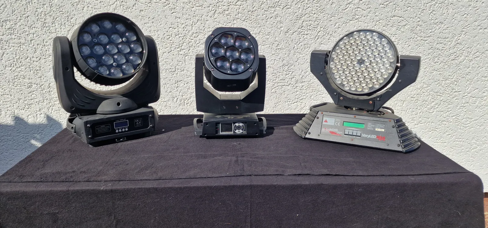 Drei Movinglights von ETEC und JB Lighting nebeneinander