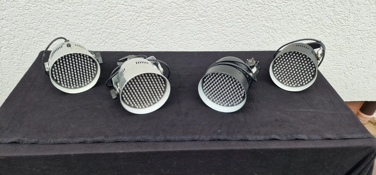 PAR56-LED-Scheinwerfer von Cameo mit Standfüßen