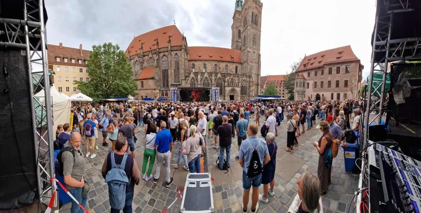 Publikum vor der Bühne beim Bardentreffen