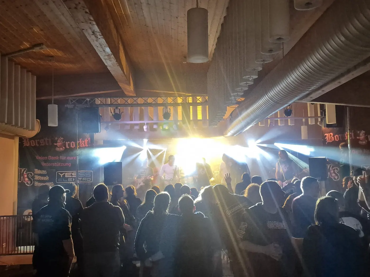 Lichtanlage über der Bühne bei Borsti Rockt!