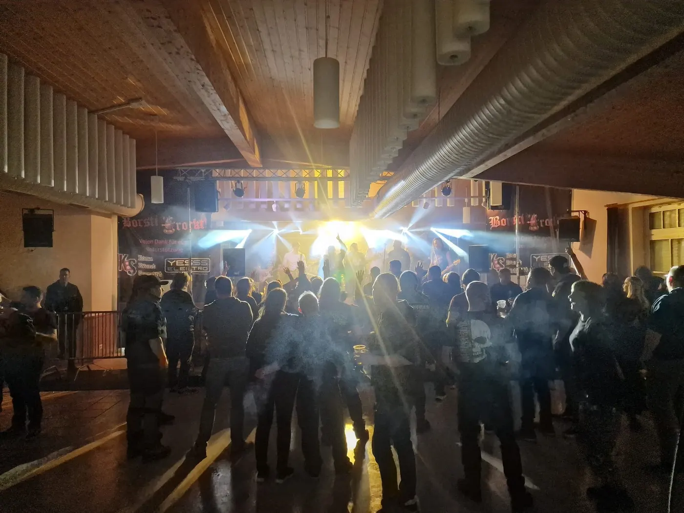 Band beim Auftritt