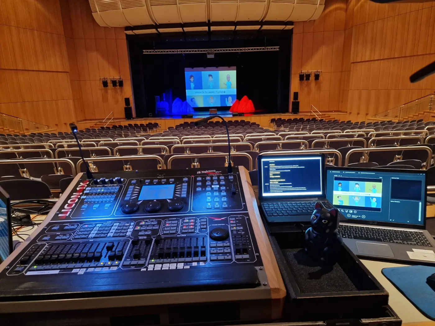 Saal mit Bestuhlung vor der Vorstellung