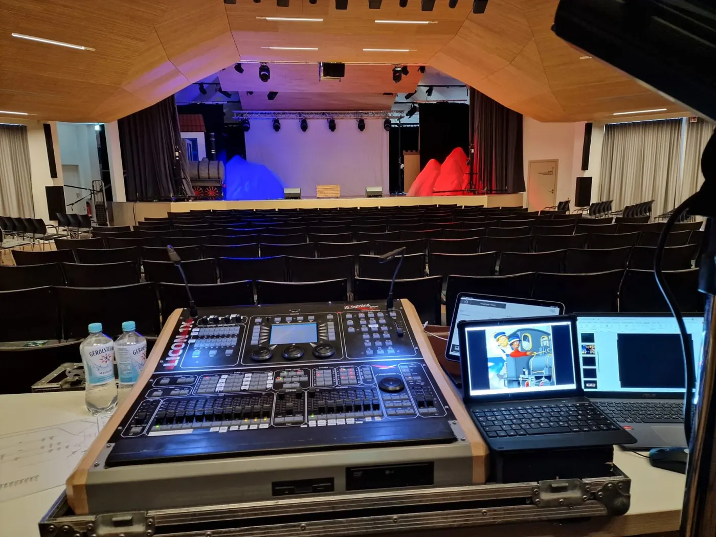 Technikplatz mit Licht- und Tonpult