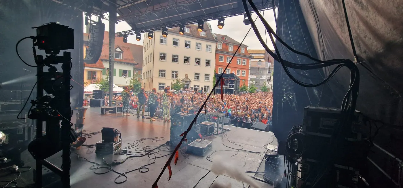 Publikum vor der Open-Air-Bühne